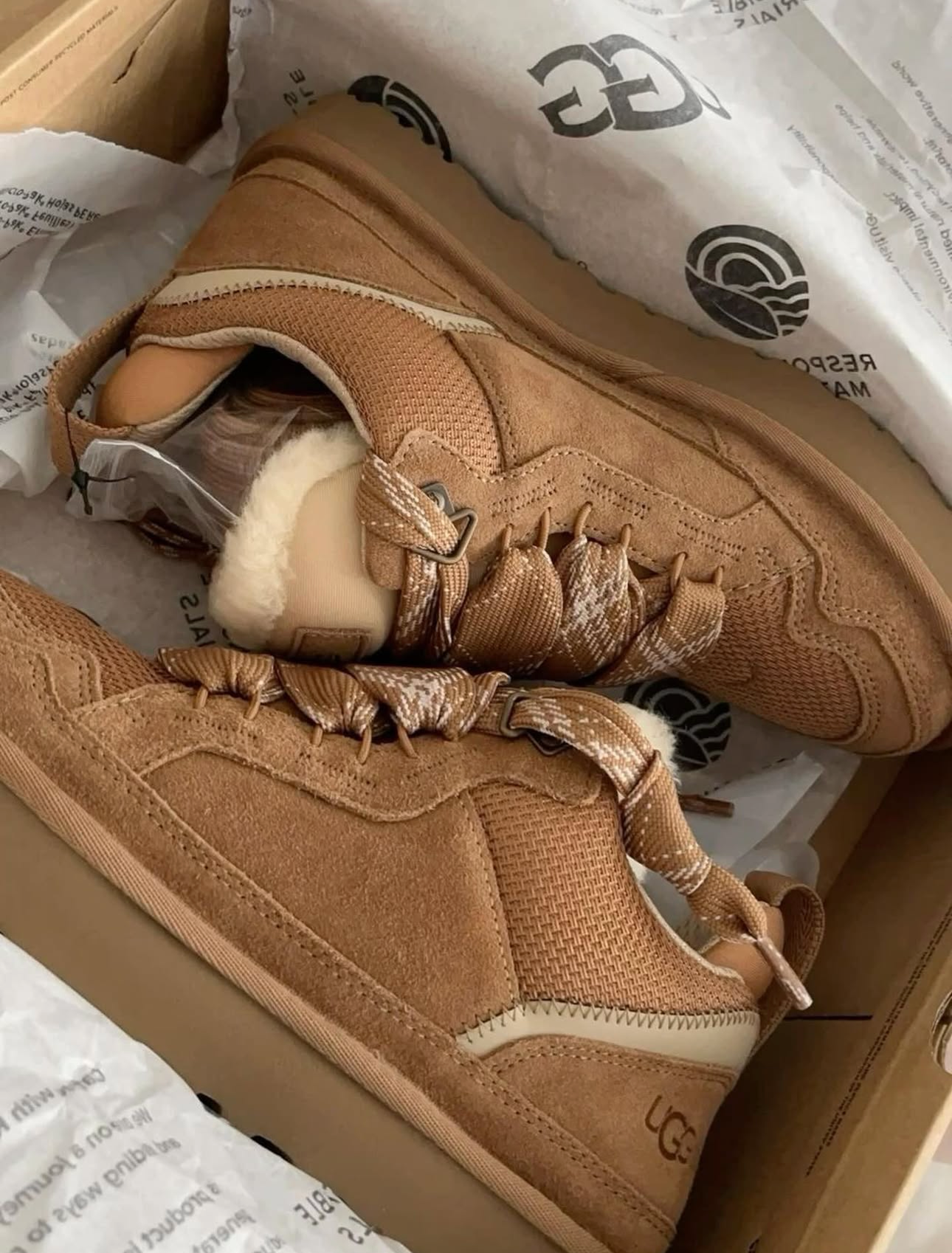 ✨UGG Low-Top Suede Sneaker