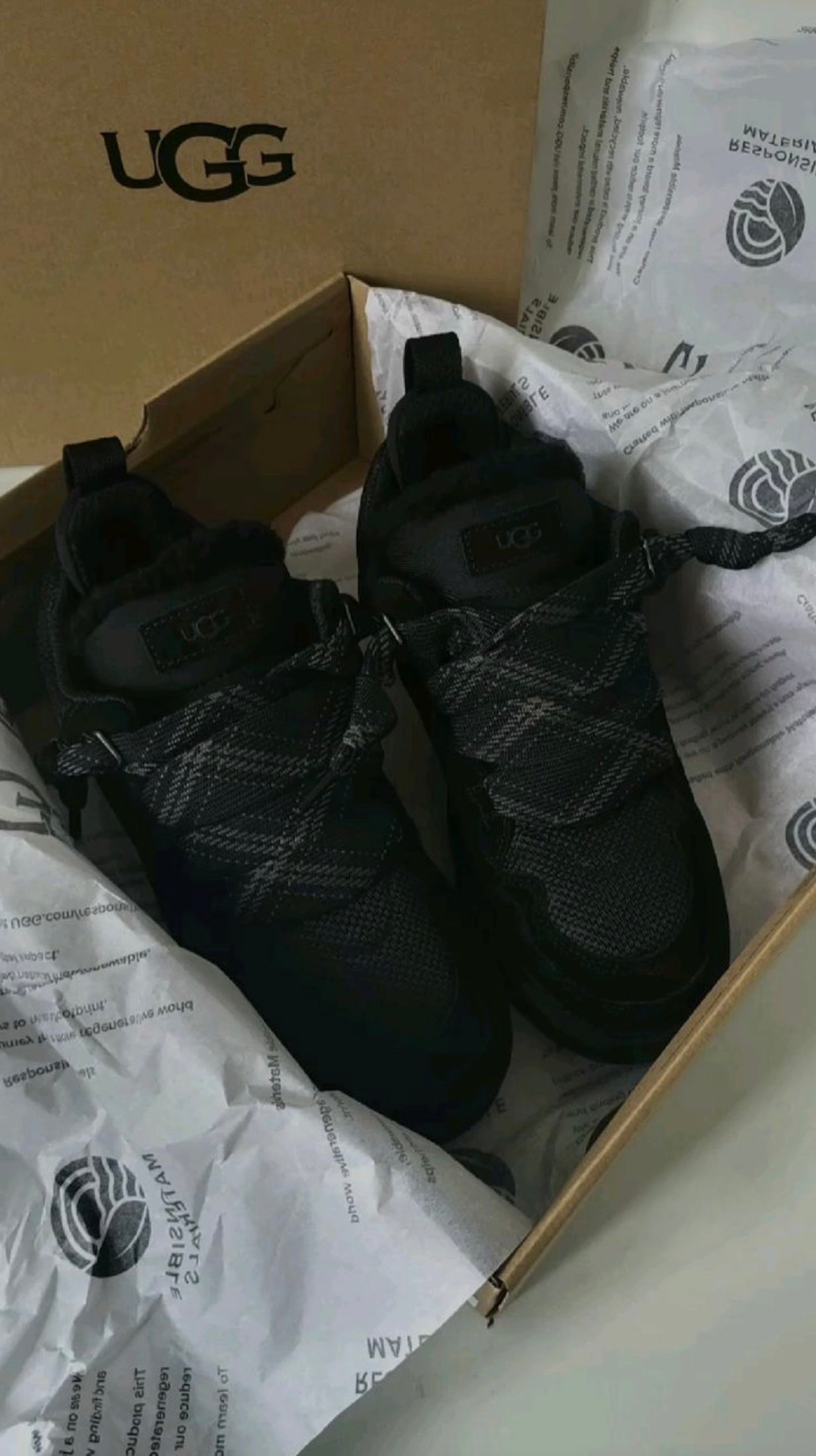 ✨UGG Low-Top Suede Sneaker